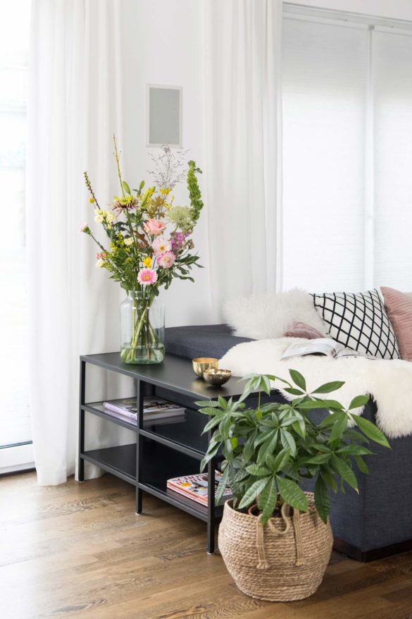 Wohnzimmer mit Blumenbouquet von Bloomon