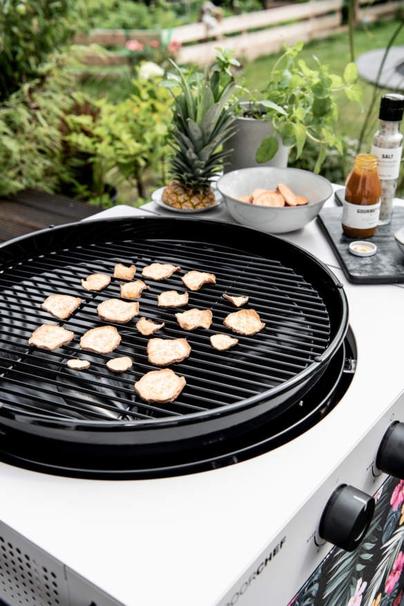 Süßkartoffelchips auf Gasgrill