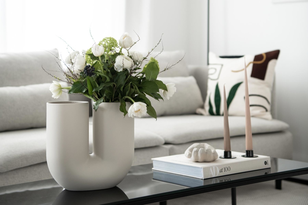 Muuto Vase Kink mit Blumen